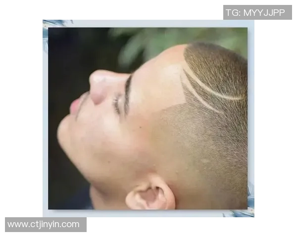 牙齿有缝的足球明星如何在赛场上展现自信与魅力的故事